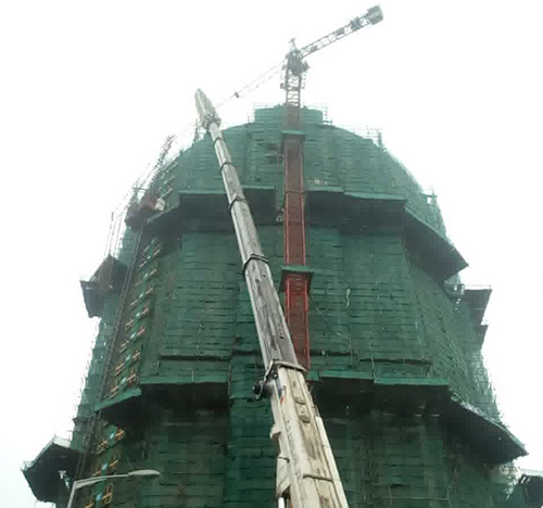 许昌吊车在工地上作业